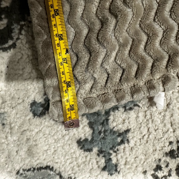 Beautiful and SUPER SOFT microfiber Plush mint green throw blanket - Picture 4 of 4